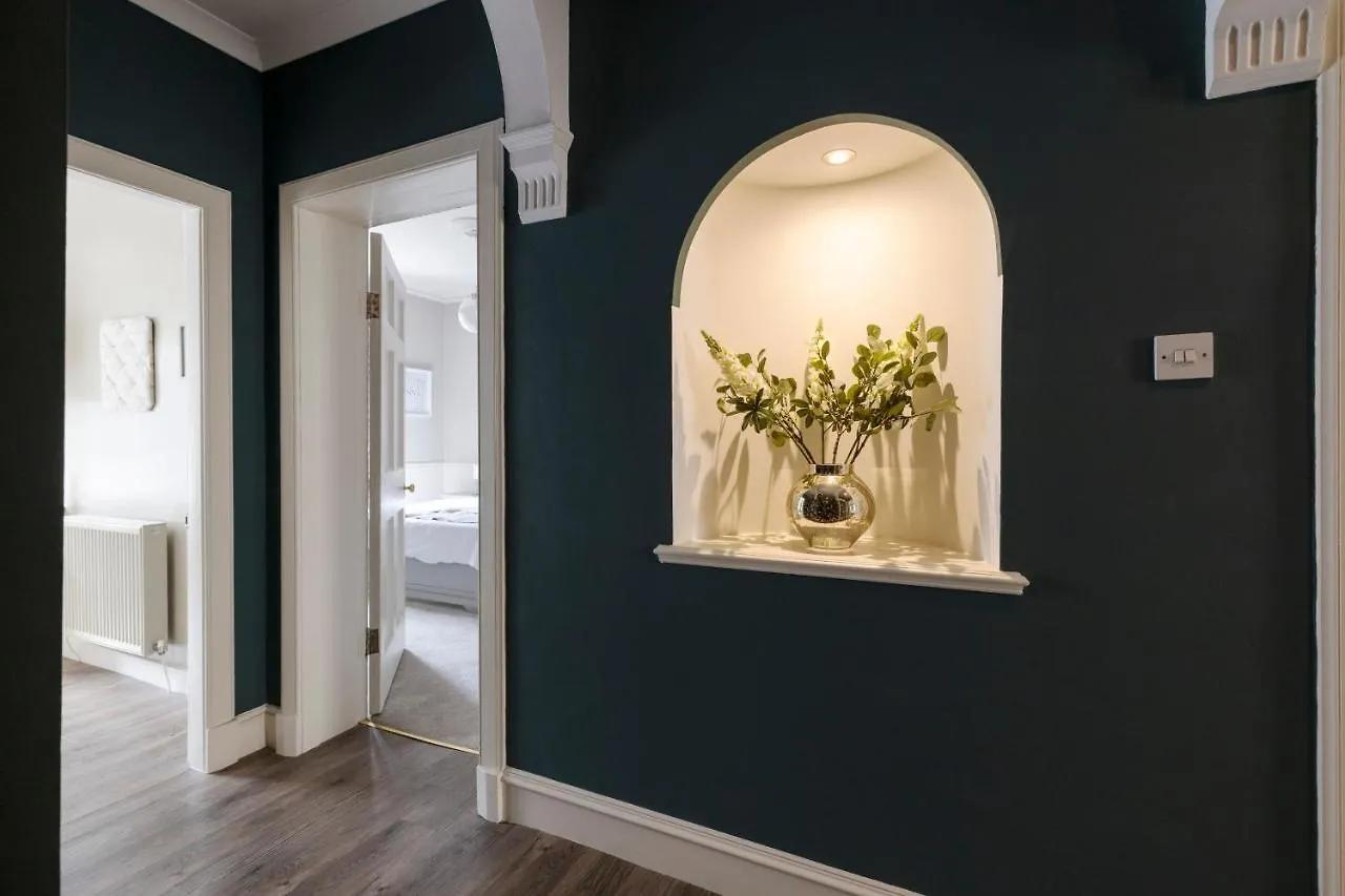 Elegant 2-Bedroom Apartment In Edinburgh City Centre