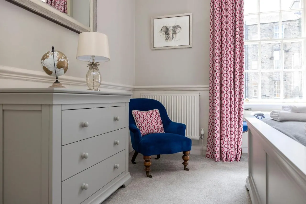 Elegant 2-Bedroom Apartment In Edinburgh City Centre