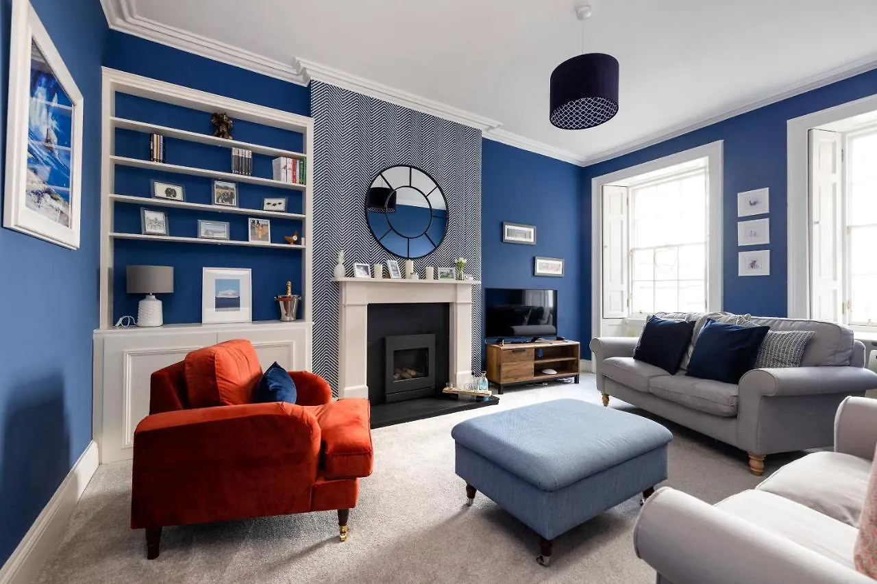 Elegant 2-Bedroom Apartment In Edinburgh City Centre