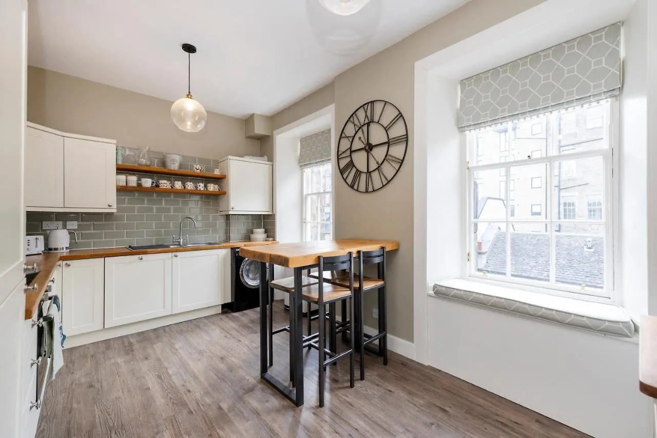 Elegant 2-Bedroom Apartment In Edinburgh City Centre 0*,
