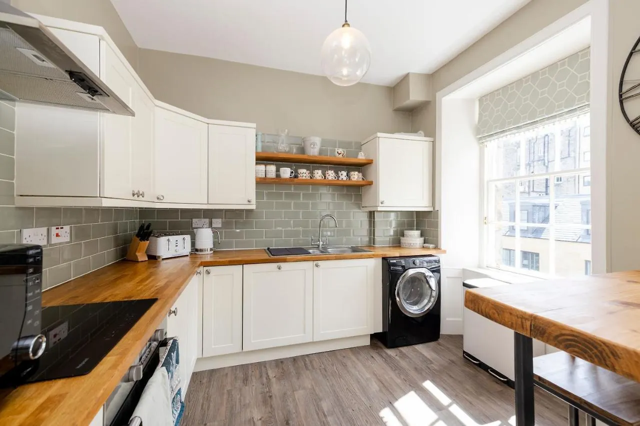 Elegant 2-Bedroom Apartment In Edinburgh City Centre 0*,