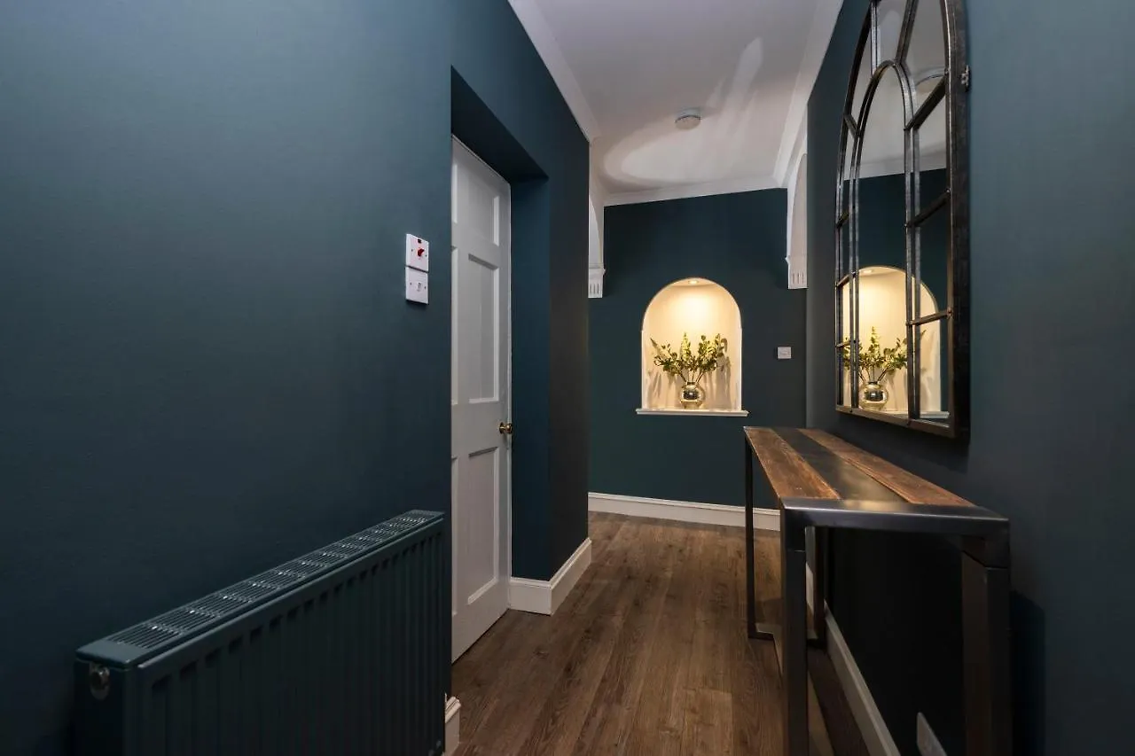 Elegant 2-Bedroom Apartment In Edinburgh City Centre