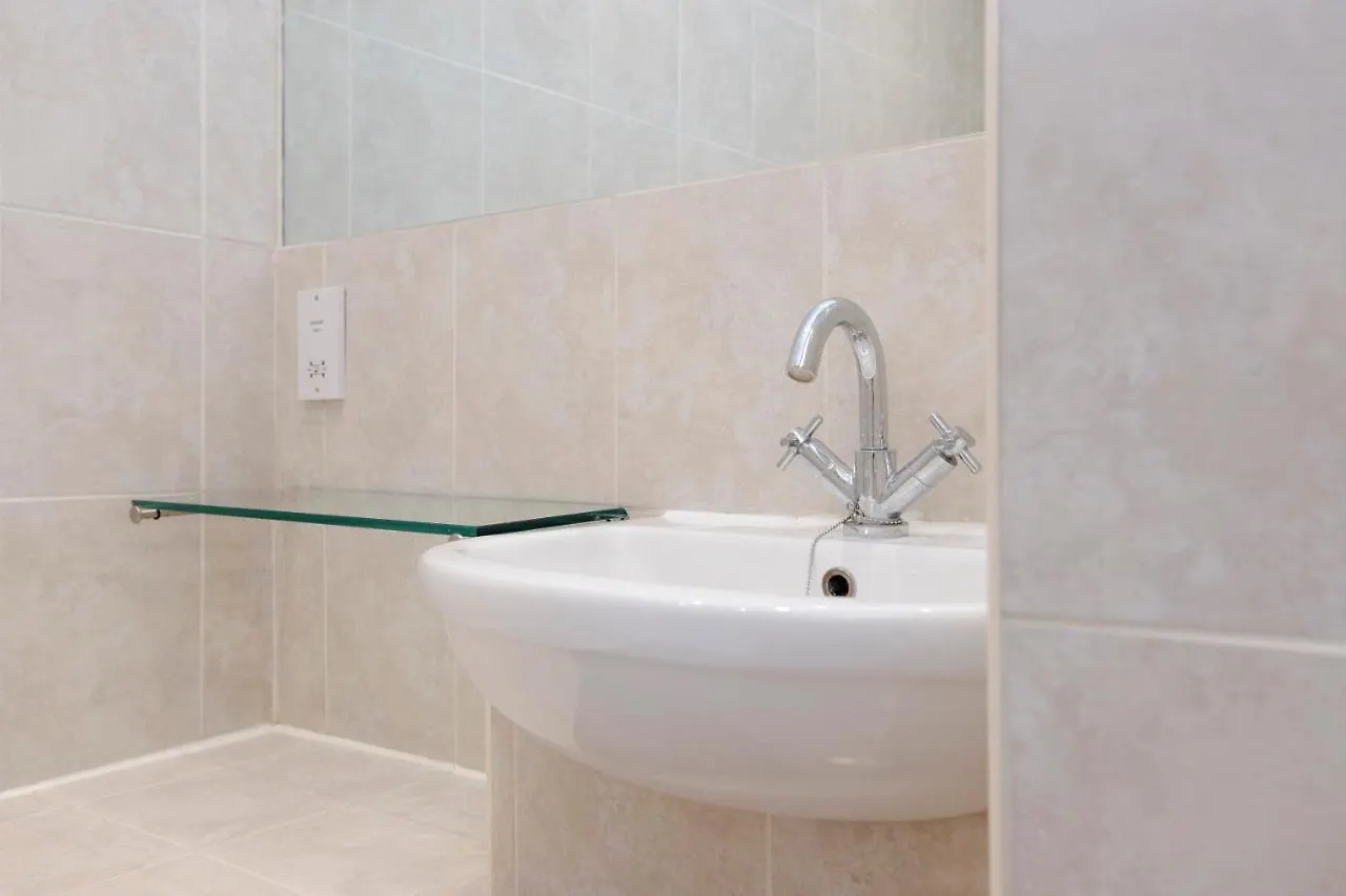 Elegant 2-Bedroom Apartment In Edinburgh City Centre