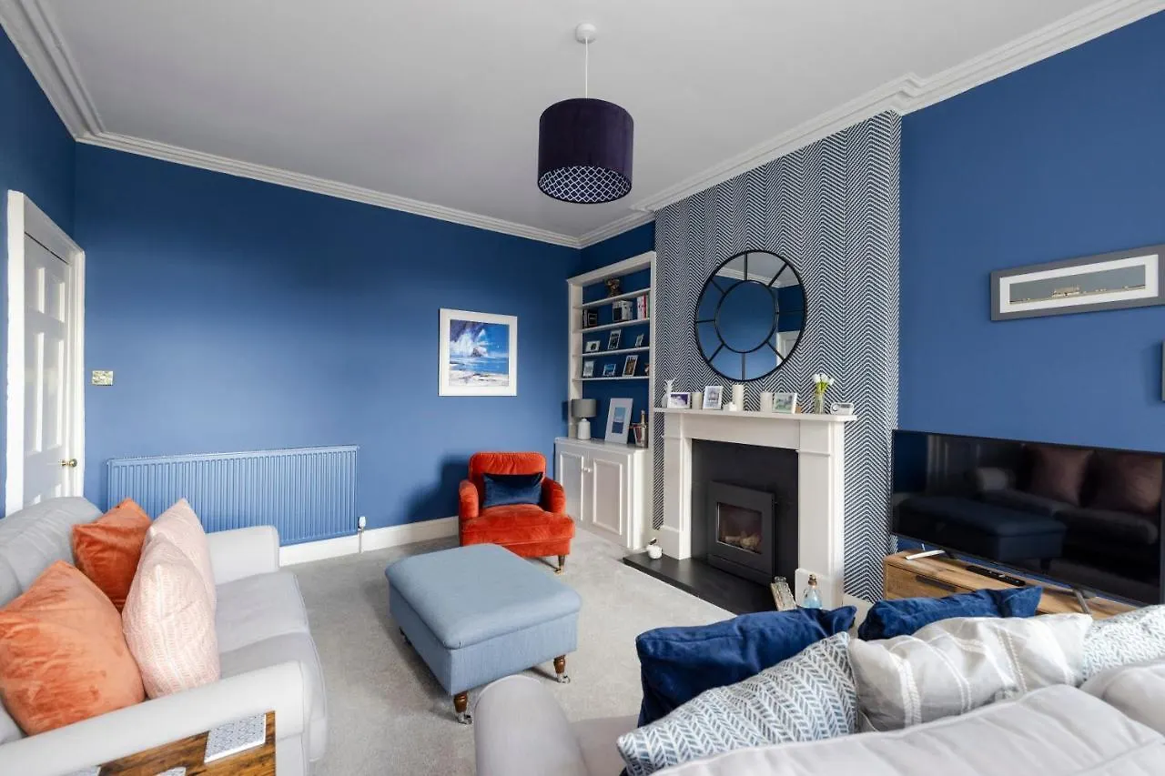 Elegant 2-Bedroom Apartment In Edinburgh City Centre