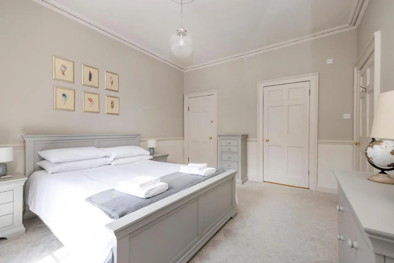 Elegant 2-Bedroom Apartment In Edinburgh City Centre イギリス