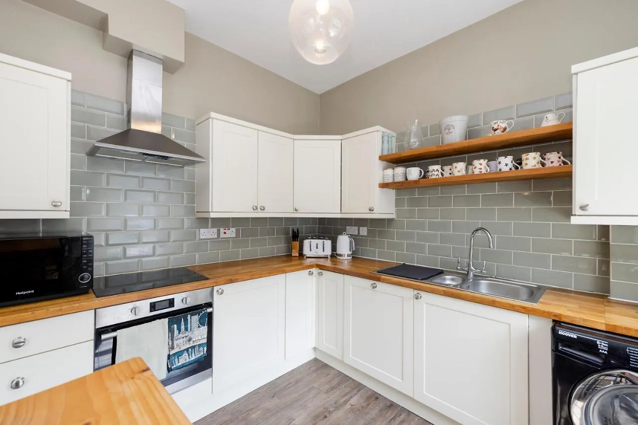 Elegant 2-Bedroom Apartment In Edinburgh City Centre