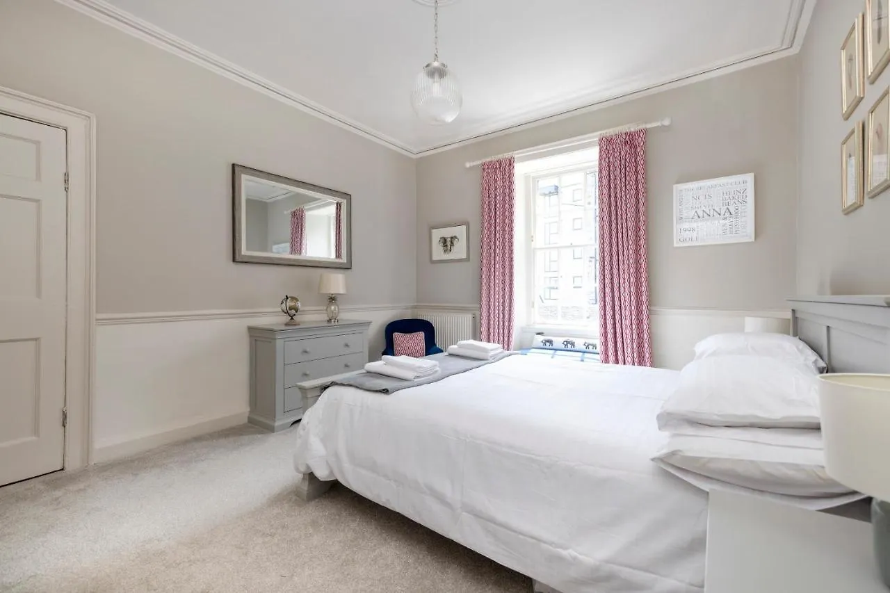 Elegant 2-Bedroom Apartment In Edinburgh City Centre イギリス