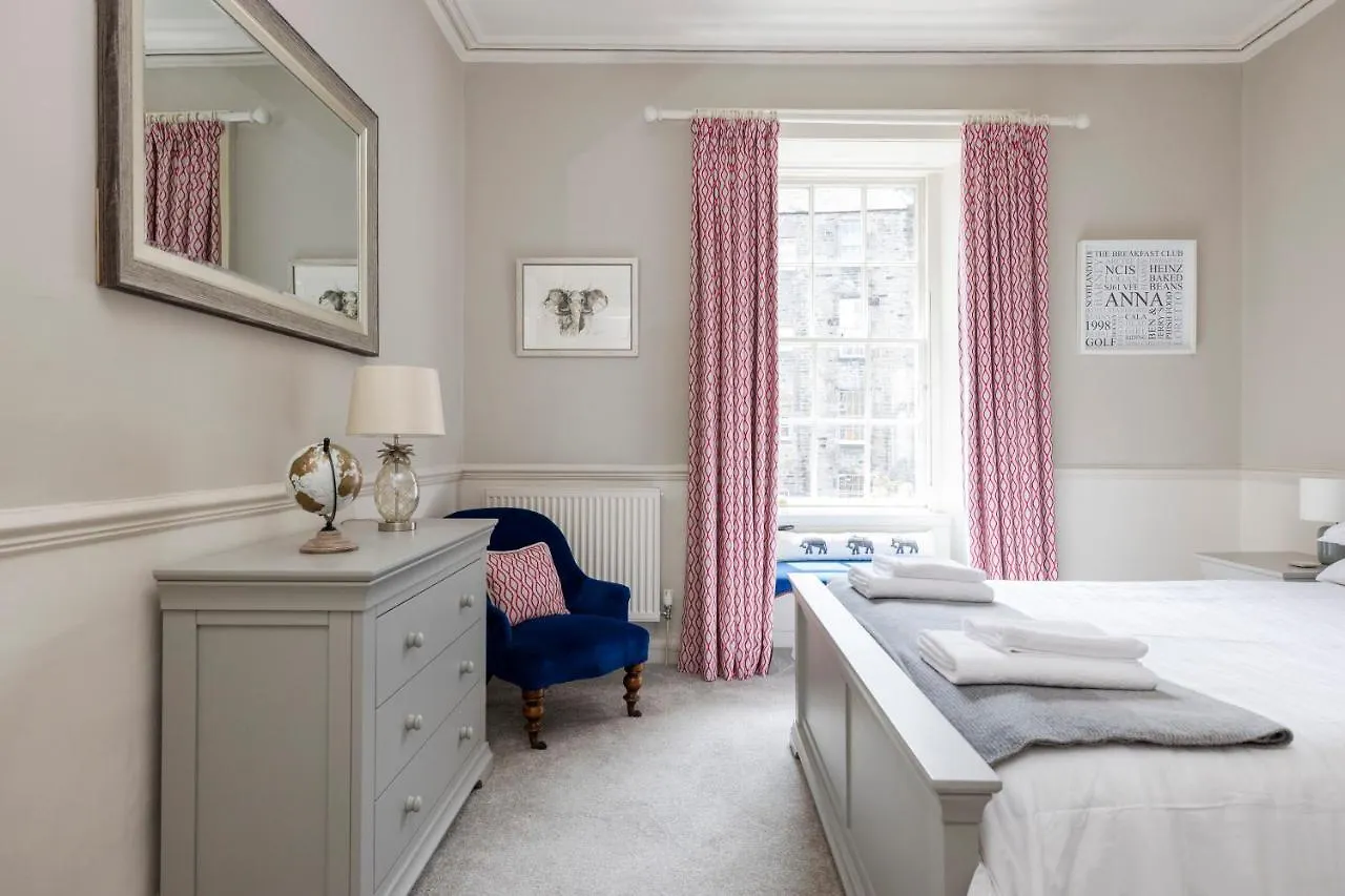 Elegant 2-Bedroom Apartment In Edinburgh City Centre 0*,