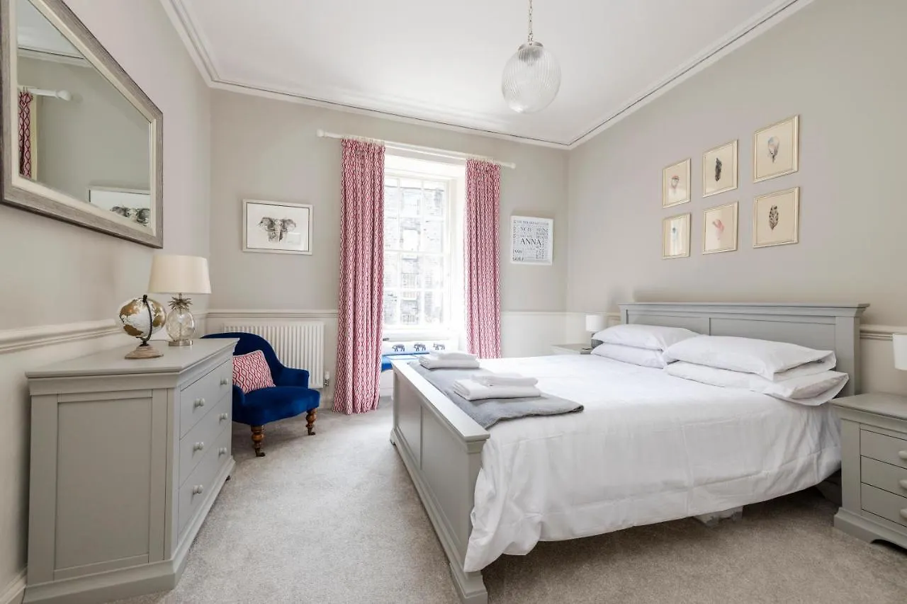 Elegant 2-Bedroom Apartment In Edinburgh City Centre
