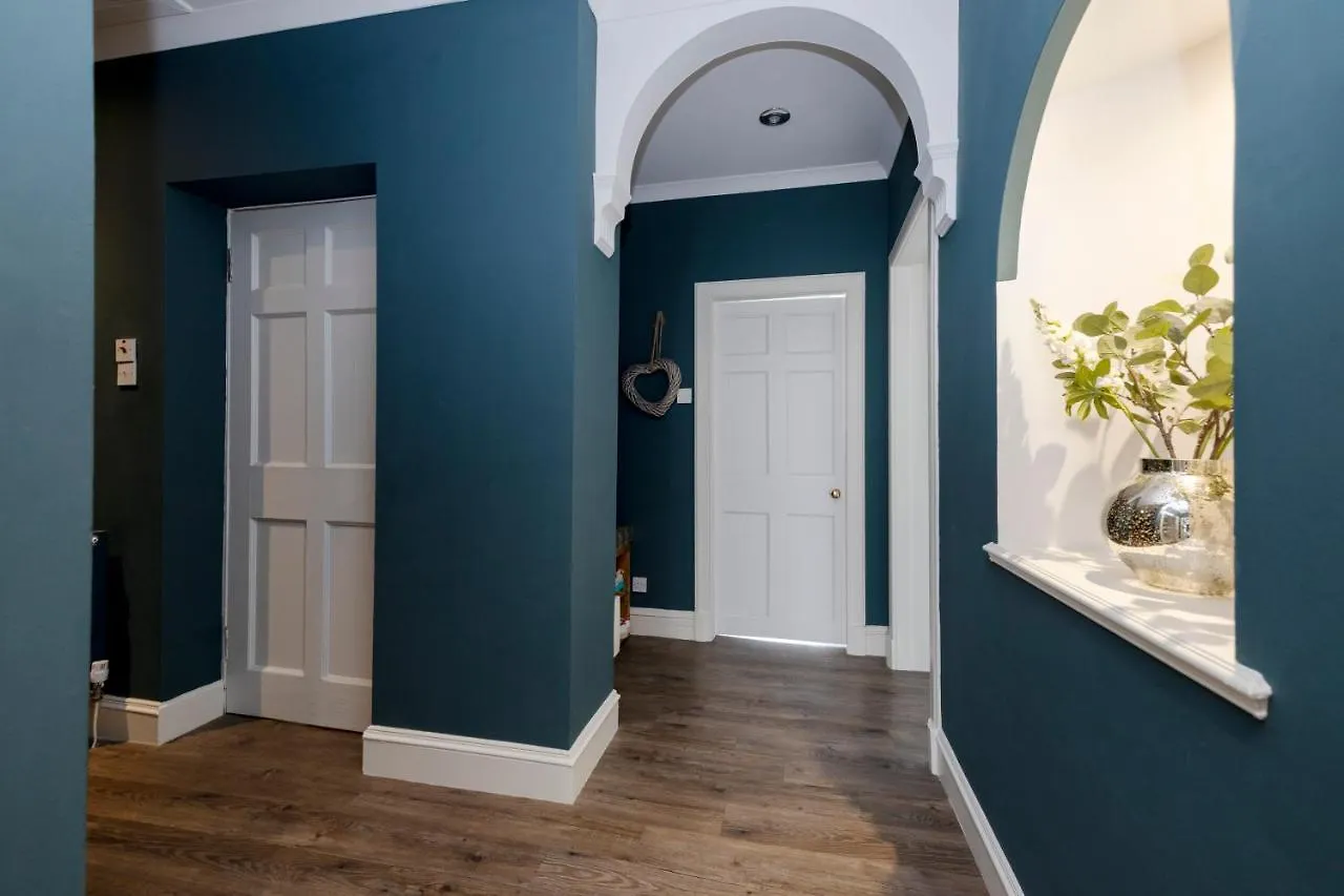 Elegant 2-Bedroom Apartment In Edinburgh City Centre