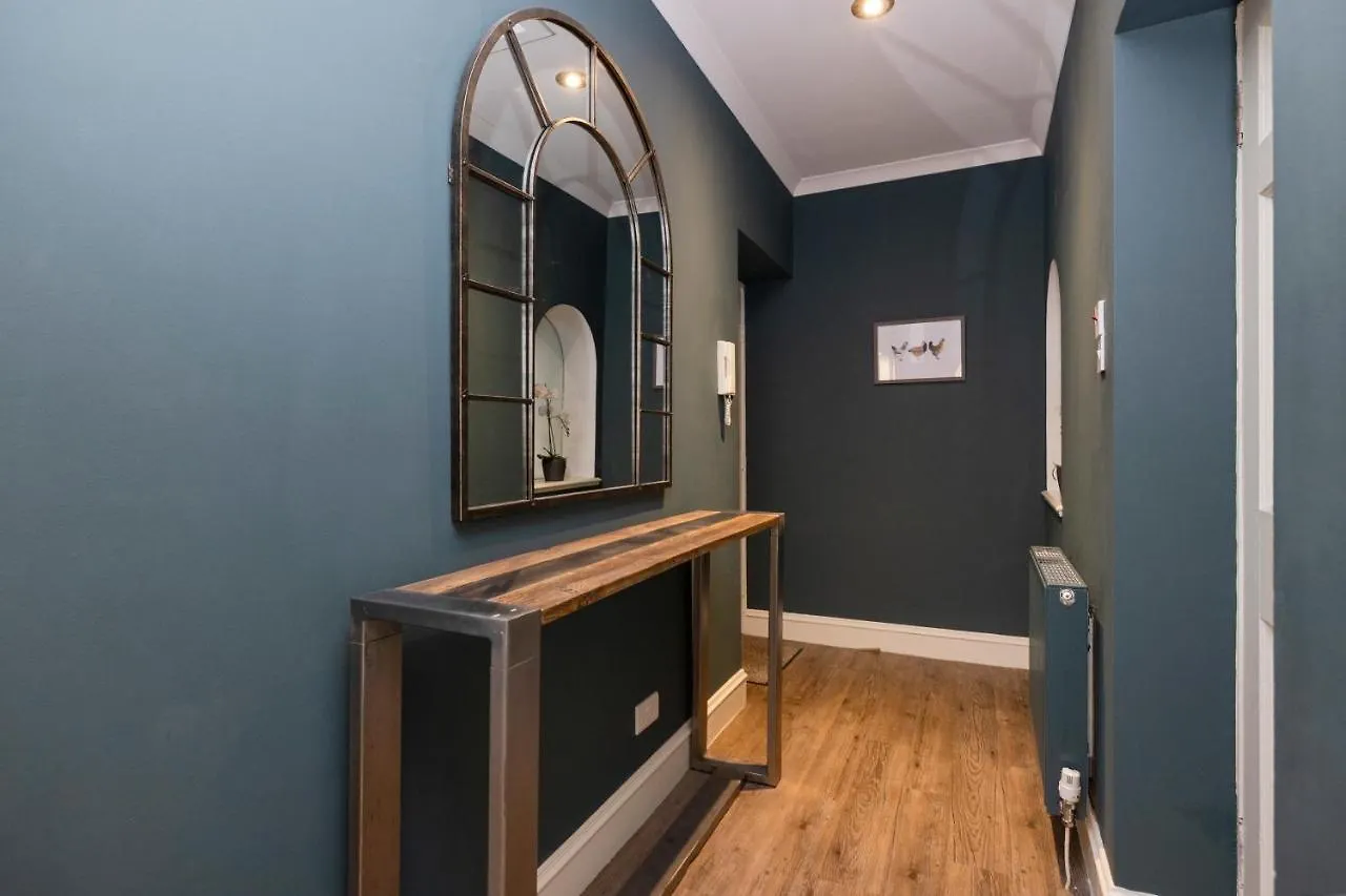 Elegant 2-Bedroom Apartment In Edinburgh City Centre